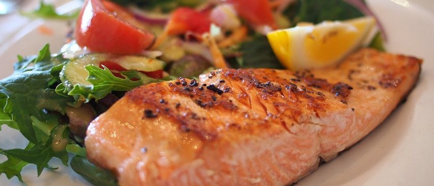 Bild enthält, Plate, Food, Seafood, Egg, Food Presentation, Person, Salmon