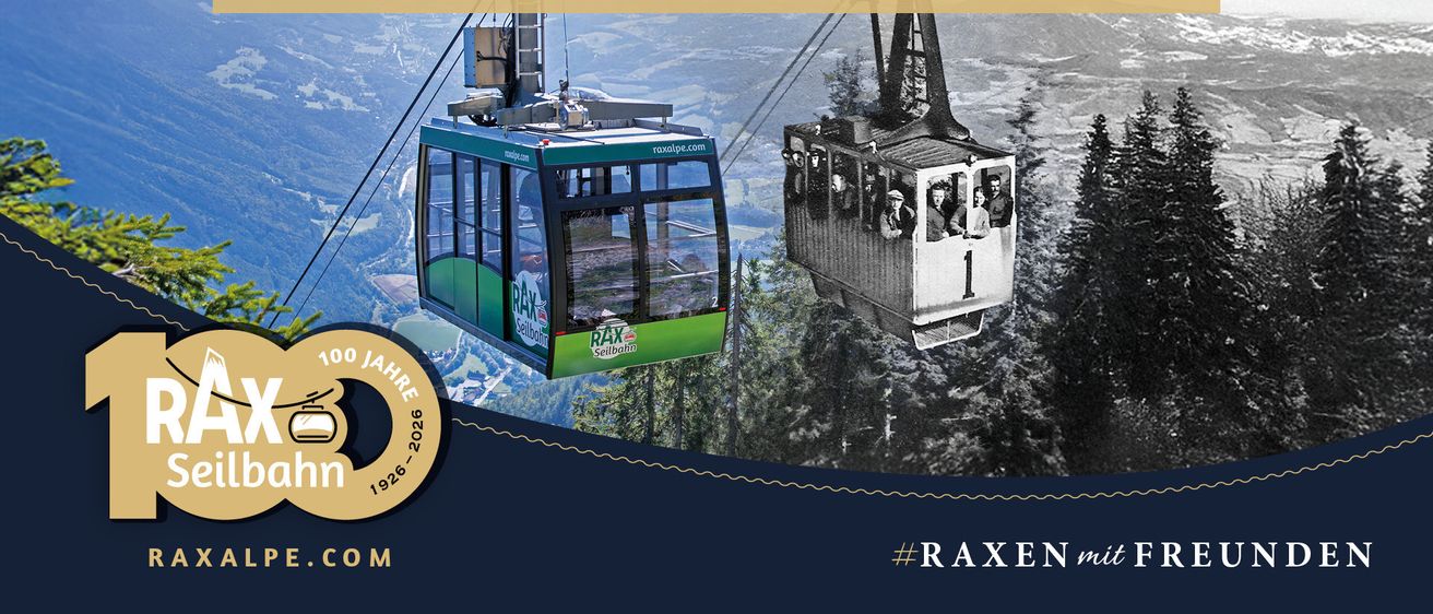 Eine Seilbahn mit dem Text '100 Jahre' in der Mitte, die eine moderne grüne Seilbahn und eine Vintage-Seilbahn mit Passagieren zeigt. Im Hintergrund ist eine Berglandschaft zu sehen.