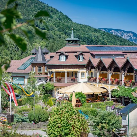 Bild enthält, Building, Hotel, Resort, Nature, Outdoors, Countryside, Rural, Village, Person, Wheel
