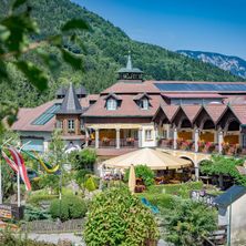 Bild enthält, Building, Hotel, Resort, Nature, Outdoors, Countryside, Rural, Village, Person, Wheel