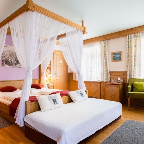 Bild enthält, Furniture, Bed, Bedroom, Indoors, Room, Canopy Bed, Interior Design