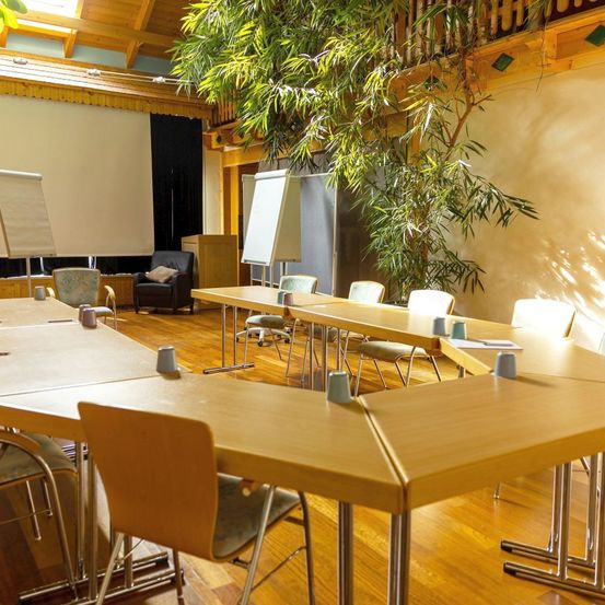 Bild enthält, Indoors, Interior Design, Furniture, Table, Tabletop, Meeting Room, Office, Room, Chair, People