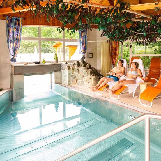 Bild enthält, Pool, Water, Swimming Pool, Person, Architecture, Building, Hotel, Resort, Face, Shorts