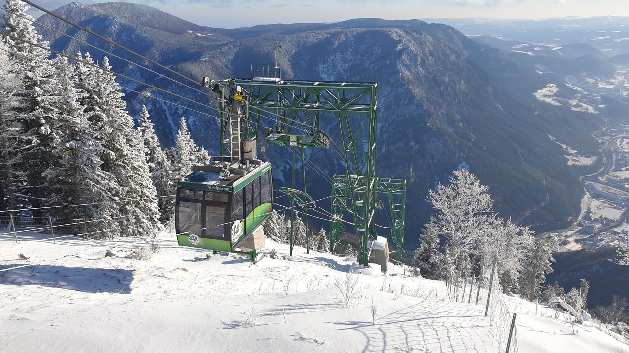 Bild enthält, Nature, Outdoors, Snow, Transportation, Vehicle, Ski Lift