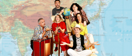 Plakat für eine musikalische Welttournee am 14. März 2026 um 19 Uhr in Langenzersdorf. Mit einer Gruppe von Künstlern und einem Globus.