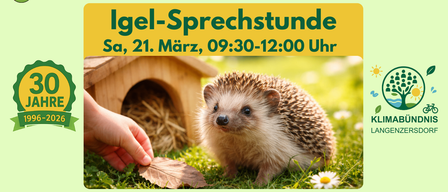 Ein Igel sitzt vor einem kleinen Holzhaus auf dem Gras. Eine Hand hält einen Blatt neben dem Igel. Der Textüberlagerung lautet 'Igel-Sprechstunde Sa, 21. März, 09:30-12:00 Uhr'.