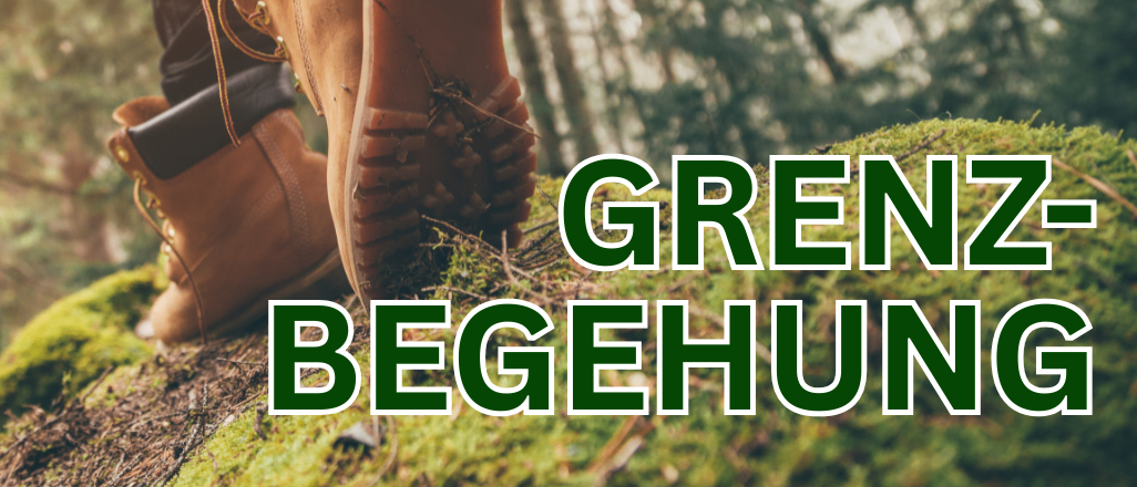 Eine Person in braunen Stiefeln geht auf einem moosigen Pfad durch einen Wald. Der Text 'GREN BGEHU' ist überlagert.