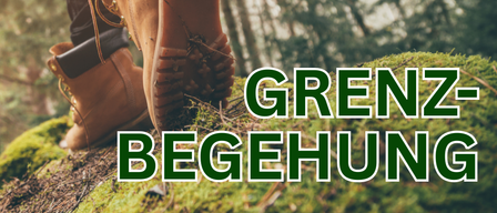 Eine Person in braunen Stiefeln geht auf einem moosigen Pfad durch einen Wald. Der Text 'GREN BGEHU' ist überlagert.