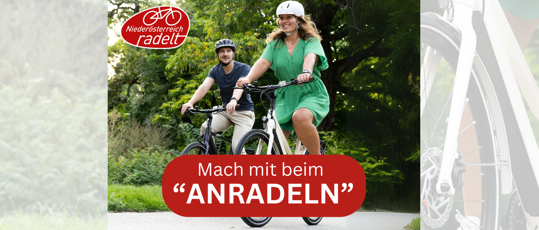 Eine Werbung für Niederösterreich radelt zeigt einen Mann und eine Frau, die im Freien Rad fahren. Die Frau trägt ein grünes Kleid, der Mann trägt Freizeitkleidung. Beide tragen Helme. Der Text lautet 'Mach mit beim ANRADELN.'