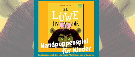 Ein Werbeplakat für ein Handpuppenspiel für Kinder. Der Plakathintergrund ist lebhaft gelb und blau. Es zeigt eine Zeichnung eines Löwen mit einer Maus auf dem Kopf. Der Titel steht in großen weißen Buchstaben: 'Der Löwe in Dir'. Das Plakat enthält Details zur Veranstaltung, einschließlich Datum, Uhrzeit und Ort.