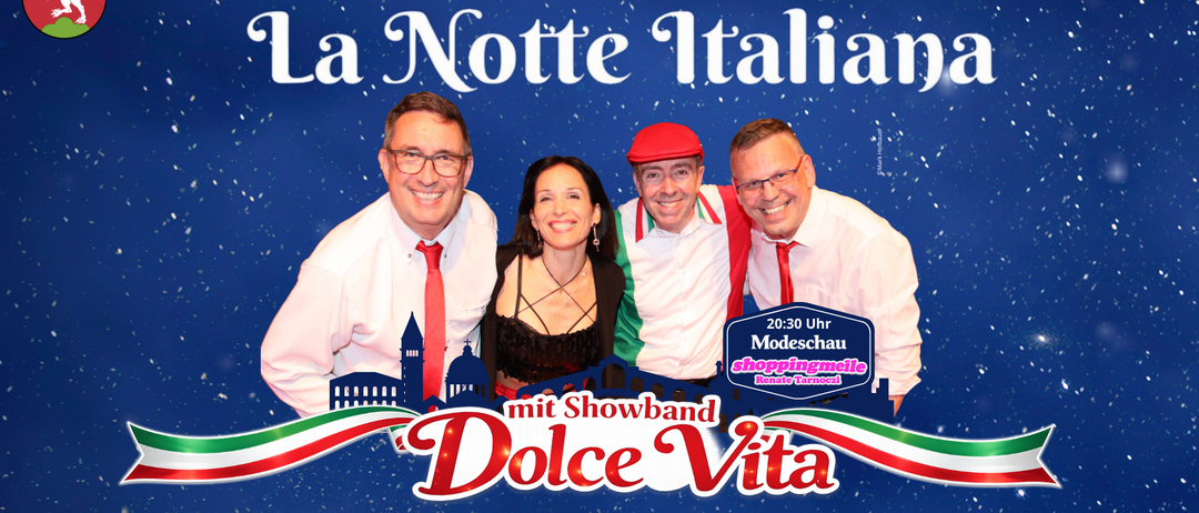 Poster für 'La Notte Italiana' mit einer Band und einer Frau. Vier Personen posieren vor einem blauen Hintergrund mit italienischen Flaggen. Die Band heißt Dolce Vita.