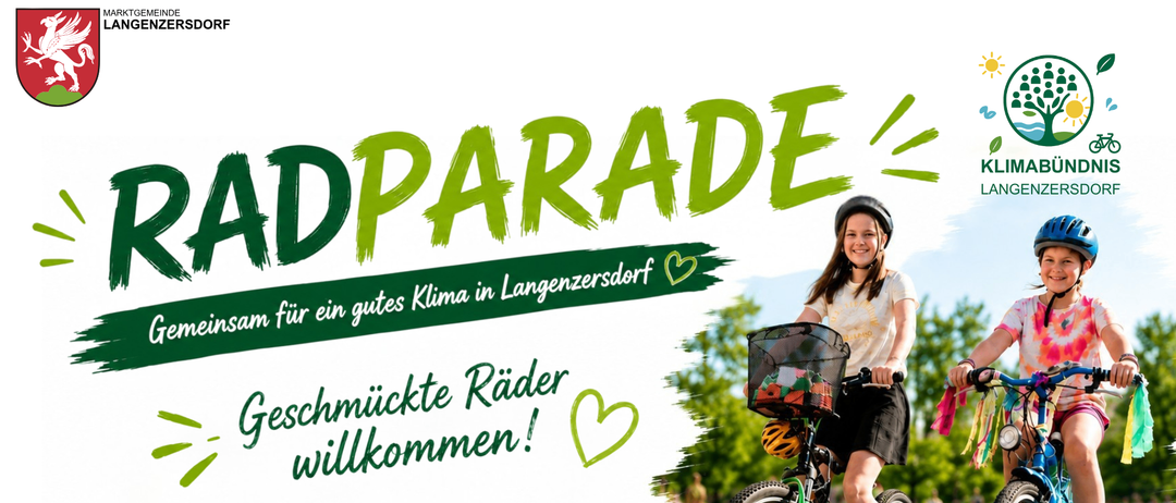 Ein Mädchen fährt ein dekoriertes Fahrrad an einem sonnigen Tag mit einem grünen Banner, das 'D PARADE' und 'Für ein gutes Klima in Langenzersdorf' steht.