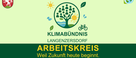 Ein Plakat für das Klimabündnis Langenzersdorf zeigt einen Baum mit Menschen, eine Sonne, ein Fahrrad und Wasser. Der Text lautet 'Klimabündnis Langenzersdorf Arbeitskreis' und 'Weil Zukunft heute beginnt'. Die Adresse lautet Gemeindeamt, KI. Sitzungssaal (2. Stock) Hauptplatz 10, 2103 Langenzersdorf.