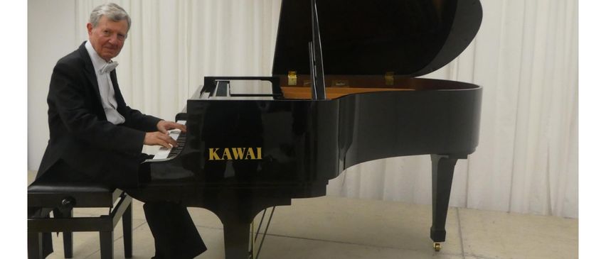 Bild enthält, Keyboard, Musical Instrument, Piano, Adult, Male, Man, Person, Performer, Music, Musician