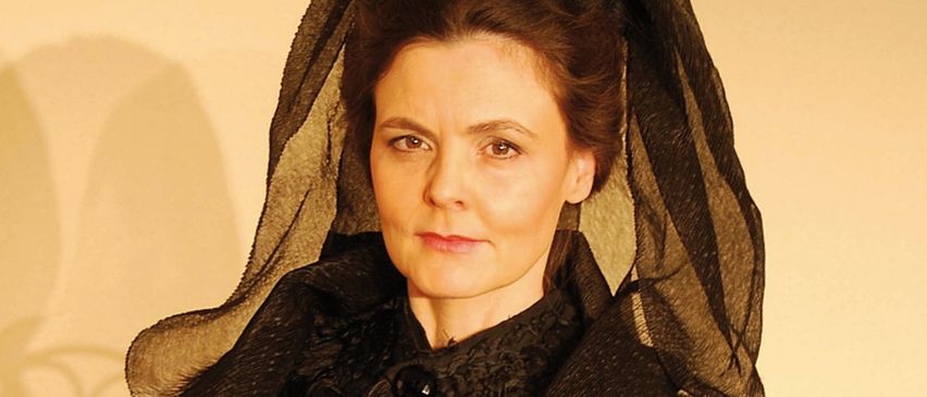 Bild enthält, Adult, Female, Person, Woman, Face, Portrait, Reading, Fashion, Lady, Coat