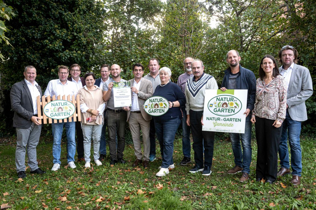 Bild enthält, People, Person, Pants, Groupshot, Adult, Male, Man, Jeans, Female, Woman