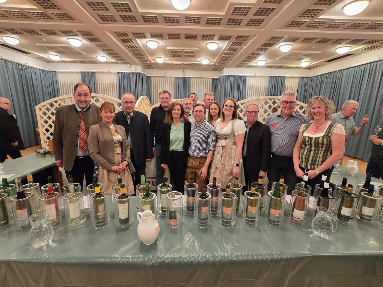 Bild enthält, People, Person, Adult, Female, Woman, Male, Man, Suit, Groupshot, Face