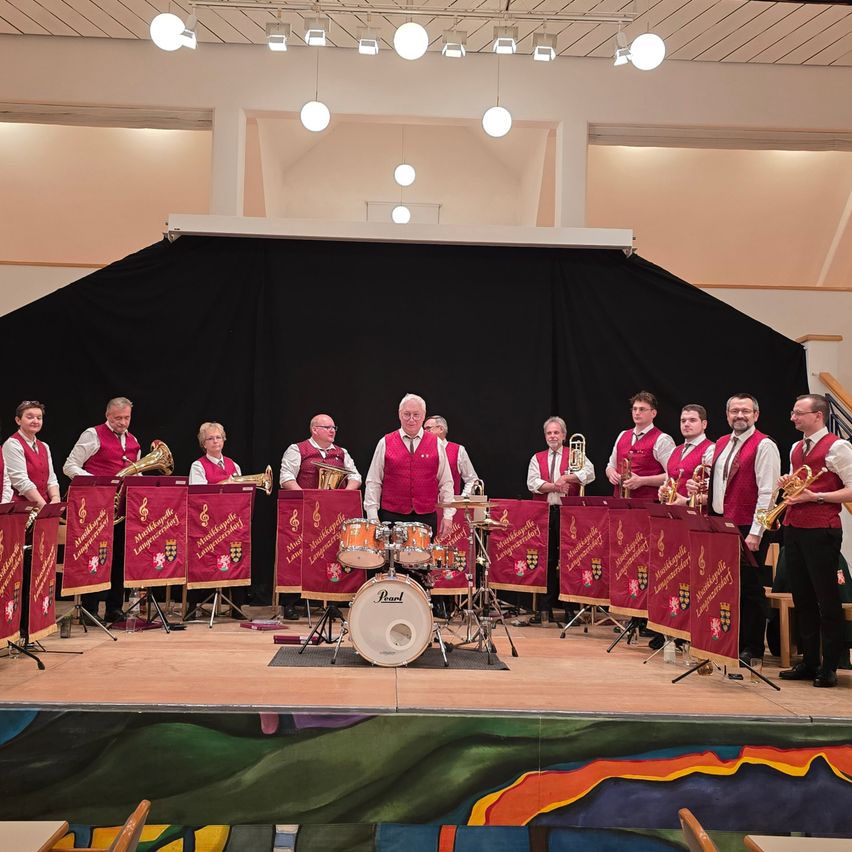 Bild enthält, Stage, Group Performance, Person, People, Music Band, Musical Instrument, Musician, Microphone, Crowd, Face