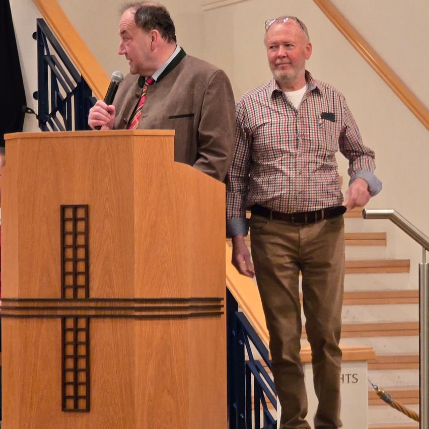 Bild enthält, Plywood, Wood, Crowd, Person, Adult, Male, Man, Shirt, Audience, Staircase