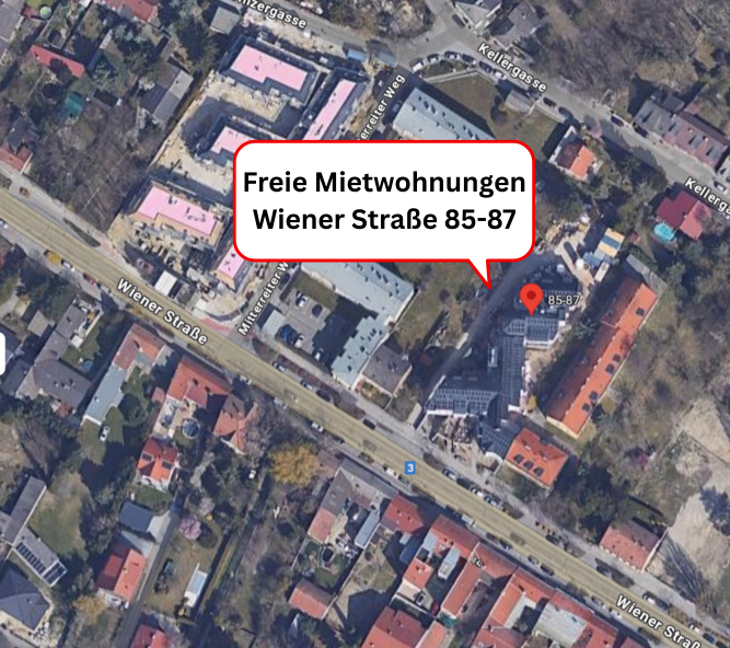 Eine Luftaufnahme eines städtischen Gebiets zeigt ein Schild mit der Aufschrift 'Freie Wohnungen Wiener StraBe 85-87'. In der Nähe befindet sich ein Punkt mit der Nummer '85-87'.