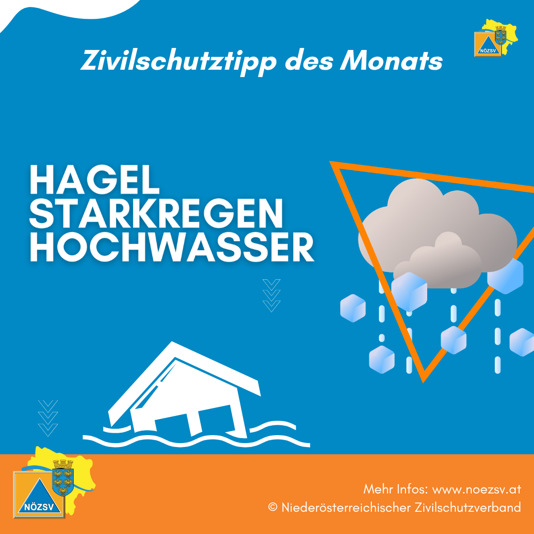 Ein Plakat mit blauem Hintergrund und weißer Schrift zeigt 'Zivilschutztipp des Monats'. Darunter sind Symbole eines überfluteten Hauses und einer Wolke mit Hagel. Der Text 'HAGEL STARKREGEN HOCHWASSER' ist prominent angezeigt. Unten befindet sich ein Wappen und ein Wasserzeichen mit einer Website.