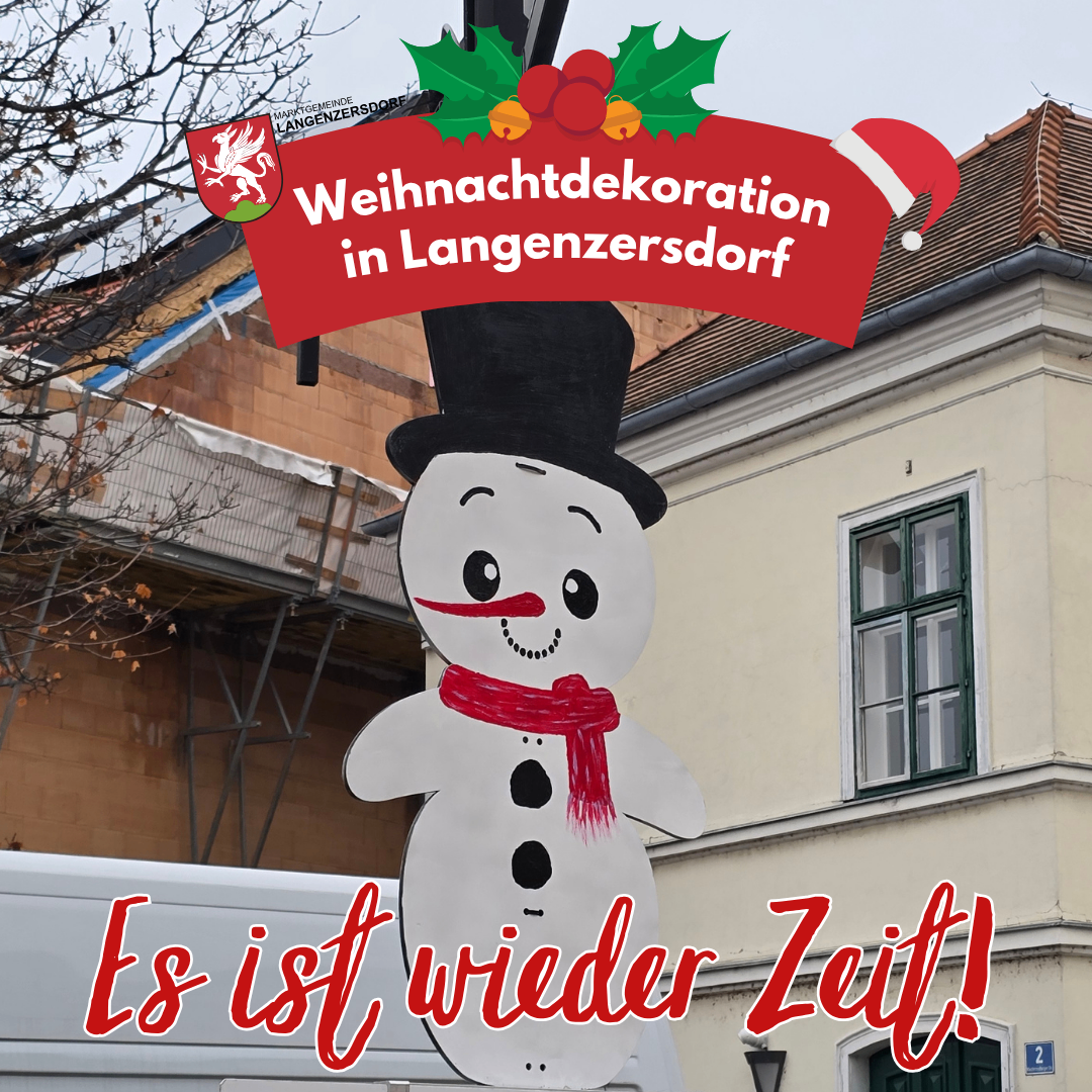 Ein Bild einer weihnachtlich gestalteten Plakatwerbung mit einem Schneemann, einem roten Band und einem Textüberlagerung mit den Worten 'Weihnachtsdekoration in Langenzennsdorf'. Der Schneemann steht auf einem Pfahl und hat eine rote Nase und einen schwarzen Hut. Das Bild hat auch einen roten und weißen Text mit den Worten 'Es ist wieder Zeit!'.