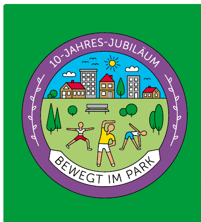 Rundes Emblem für ein 10-jähriges Jubiläum, das Menschen beim Yoga im Park zeigt, mit einem sonnigen Himmel und Gebäuden im Hintergrund.
