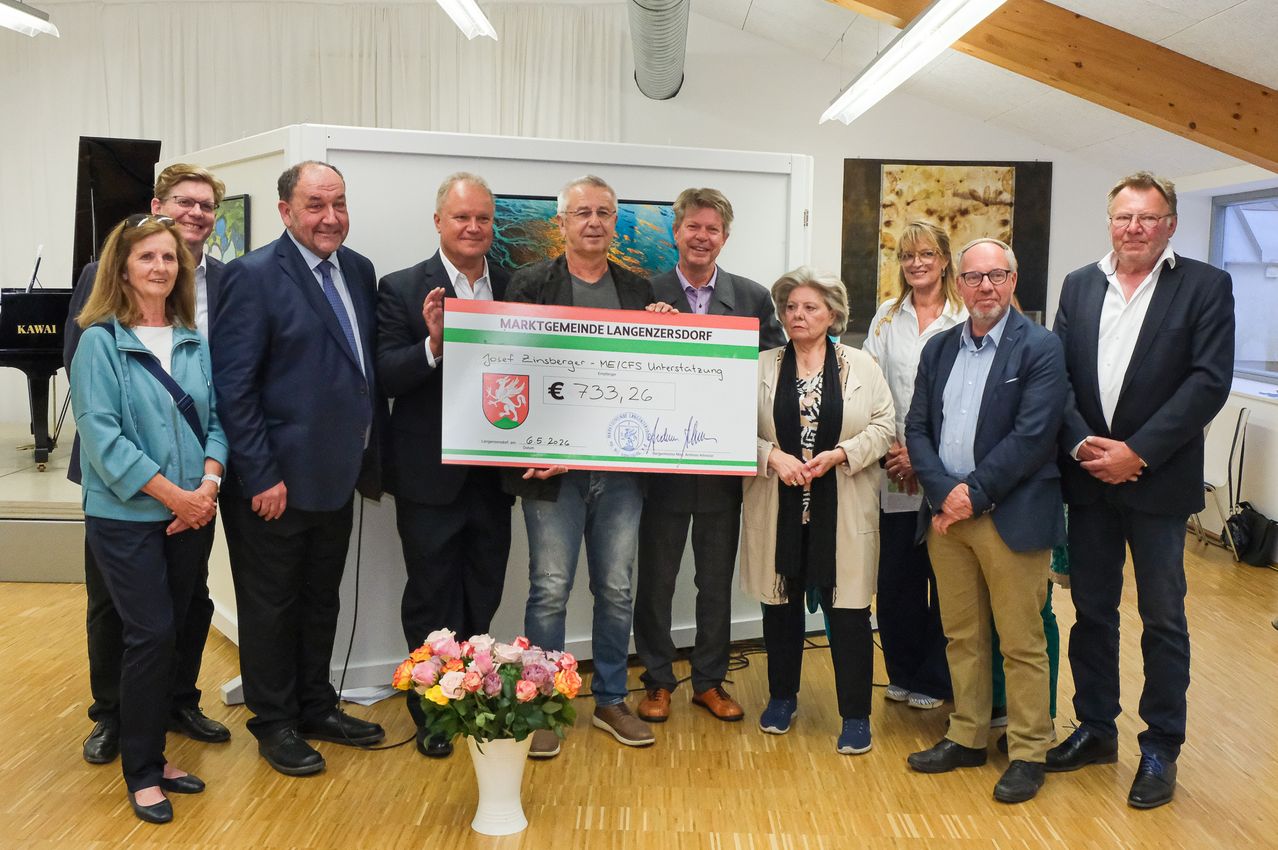 Gruppe von Personen hält einen großen Scheck mit dem Namen der Gemeinde Langendorf und der Höhe von 733,26 Euro.
