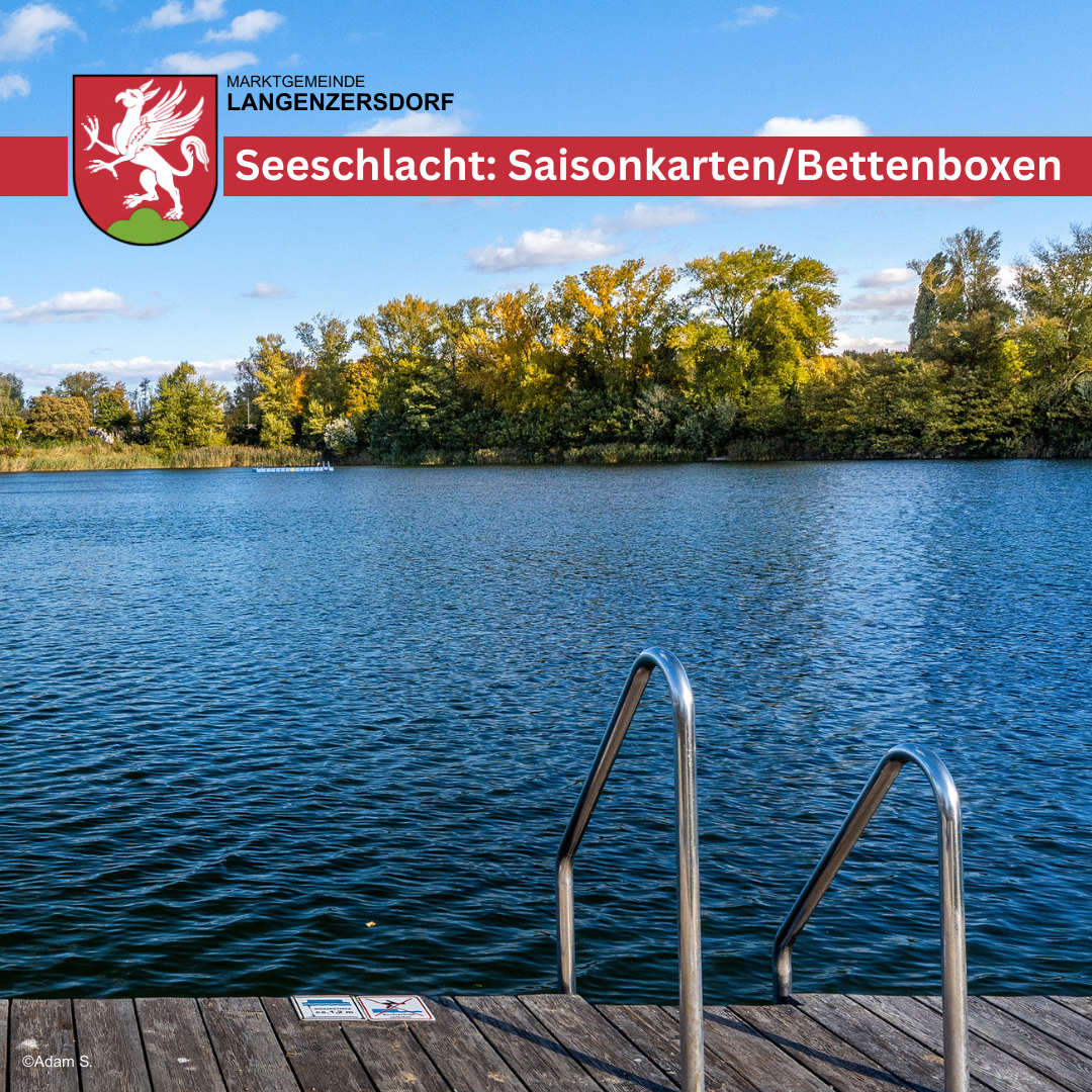 Ein ruhiger See mit einem Holzsteg, Edelstahl-Handläufen und einem Boot in der Ferne. Das Bild zeigt das Langenzennsdorf-Logo und Text.