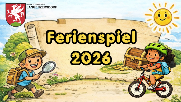Zwei Kinder spielen draußen in der Nähe eines Schatzkastens. Eines fährt Fahrrad und das andere trägt eine Lupe und einen Rucksack. Das Jahr 2026 ist auf dem Bild geschrieben.