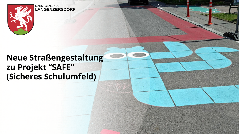 Eine Straßenmalerei auf einer Straße zeigt einen blau-weißen Charakter mit roten Markierungen. Es enthält den Text 'StraBengestaltung Projekt SAFE', was auf ein SAFE-Projekt für Straßengestaltung hinweist.