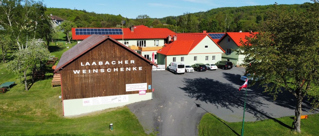 Bild enthält, Outdoors, Housing, Nature, Car, Countryside, House, Driveway, Aerial View, Road, Rural