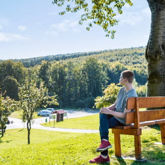 Bild enthält, Person, Sitting, Bench, Furniture, Boy, Male, Teen, Car, Vehicle, Performer
