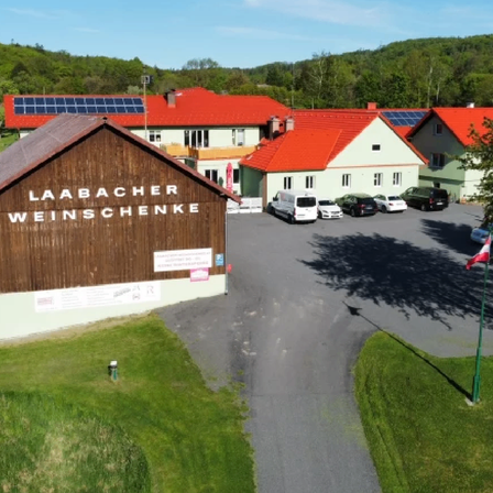 Bild enthält, Outdoors, Architecture, Building, Housing, Driveway, House, Aerial View, Car, Vehicle, Nature