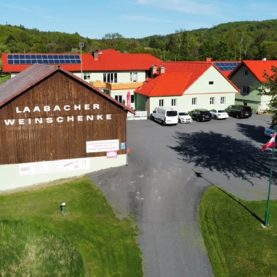 Bild enthält, Outdoors, Architecture, Building, Housing, Driveway, House, Aerial View, Car, Vehicle, Nature