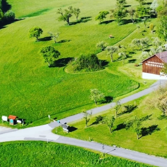 Bild enthält, Outdoors, Architecture, Building, Housing, Road, Aerial View, Driveway, House