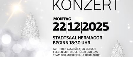 Ein Plakat bewirbt ein Weihnachtskonzert am 22. Dezember 2025 in Hermagor, Beginn 18:30 Uhr. Rote Weihnachtskugeln und Schneeflocken schmücken das Plakat.