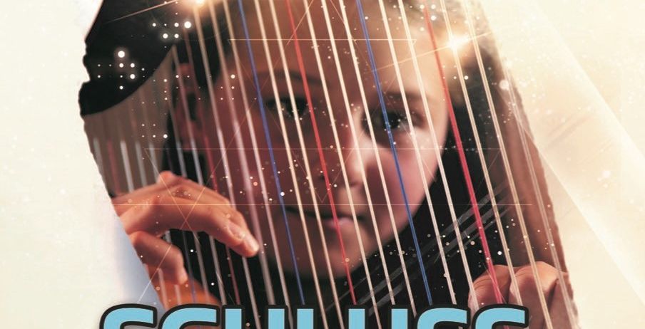 Eine Frau spielt eine Harfe bei einem Konzert in einer Burg, gesponsert von der Musikschule Hermagor. Der Plakat ist weiß mit blauem Text und hat das Logo des Bundeslandes Kärnten.