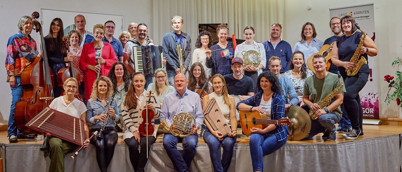 Bild enthält, People, Person, Adult, Male, Man, Shoe, Jeans, Group Performance, Musical Instrument, Musician