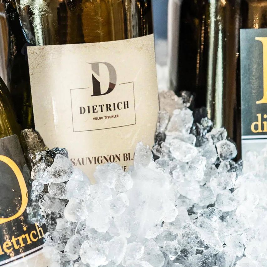 Bild enthält, Alcohol, Beverage, Bottle, Liquor, Nature, Outdoors, Wine, Wine Bottle, Beer, Business Card