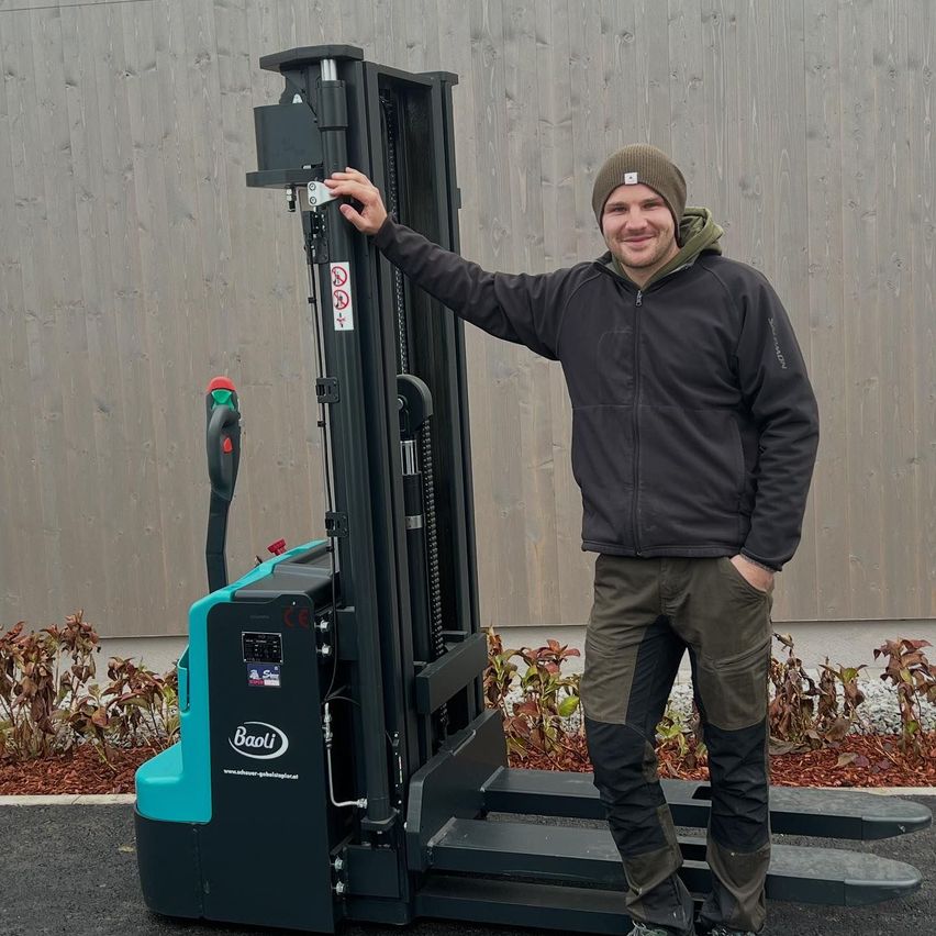 Bild enthält, Machine, Adult, Male, Man, Person, Forklift, Hoodie, Knitwear, Sweater, Sweatshirt