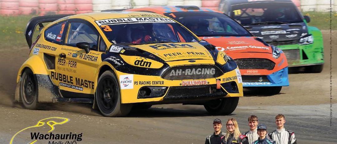 Bild enthält, Advertisement, Poster, Car, Vehicle, Person, Sports Car, Machine, Wheel, Adventure, Leisure Activities