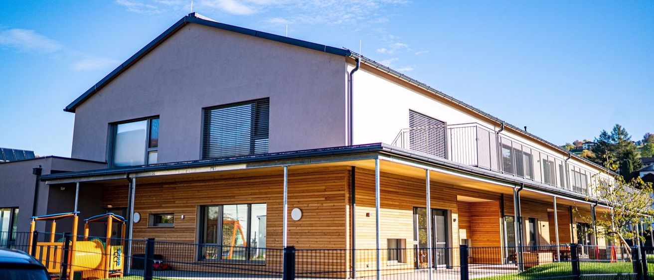 Bild enthält, Interior Design, Building, Grass, Car, Housing, Outdoors, Shelter, House, Villa, Person