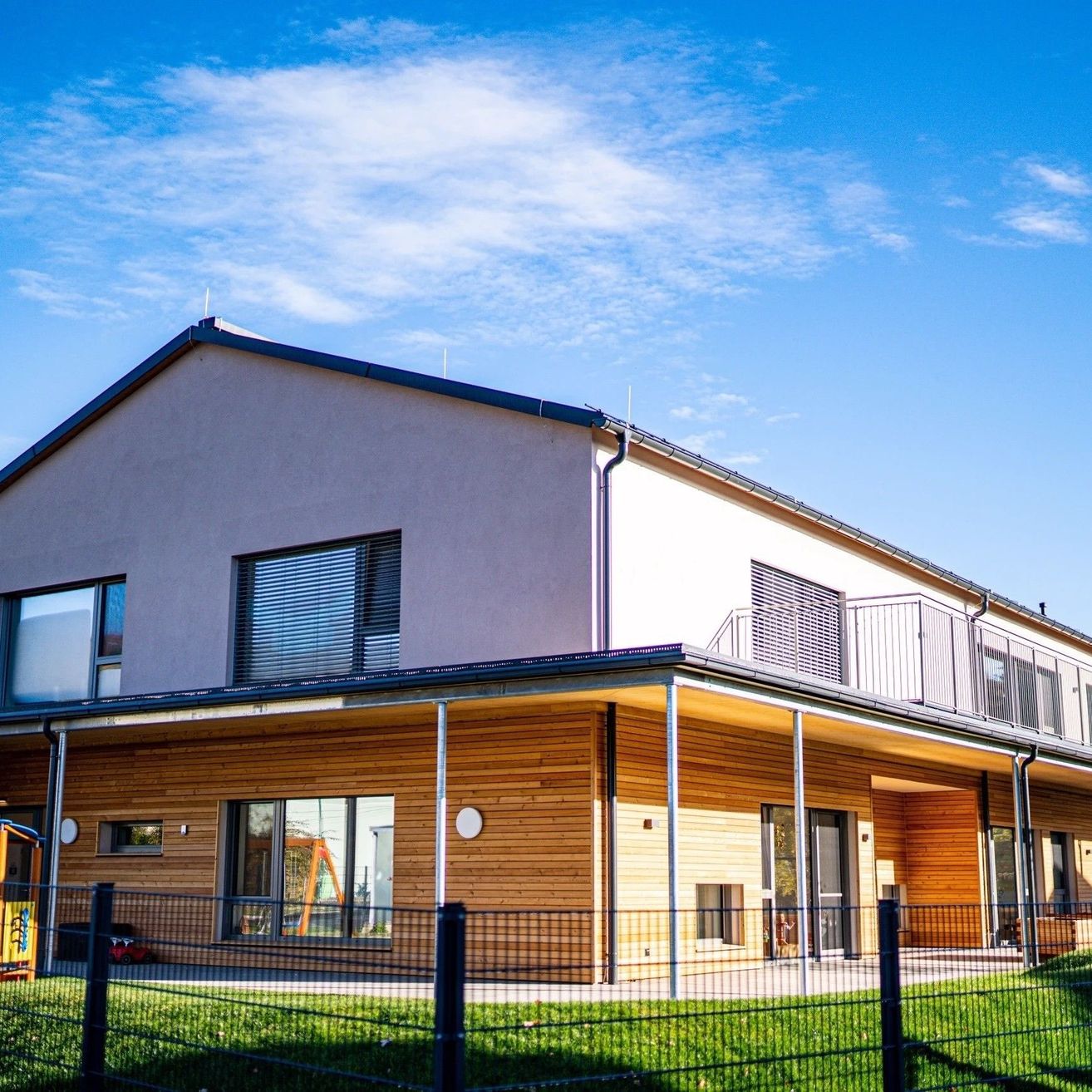 Bild enthält, Interior Design, Building, Grass, Car, Housing, Outdoors, Shelter, House, Villa, Person