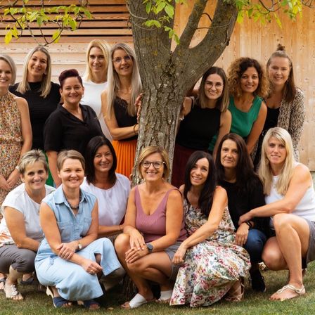 Bild enthält, People, Person, Groupshot, Adult, Female, Woman, Grass, Pants, Portrait, Blouse