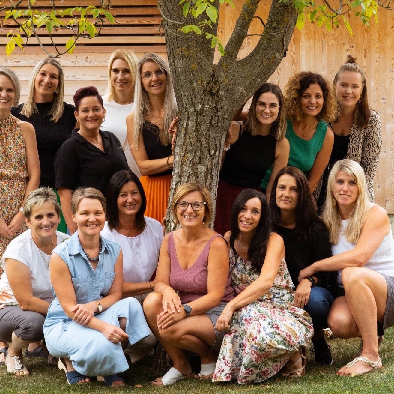 Bild enthält, People, Person, Groupshot, Adult, Female, Woman, Grass, Pants, Portrait, Blouse