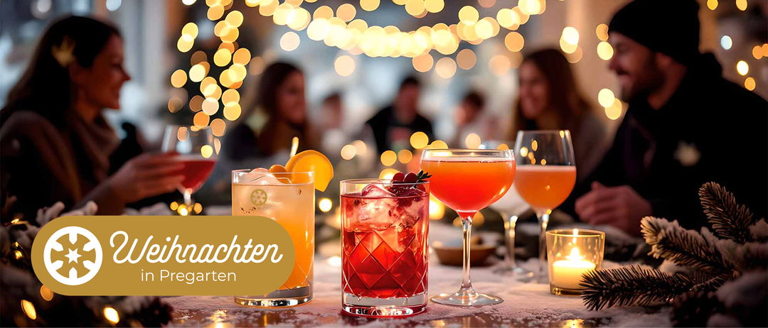 Drei Cocktails mit Garnierungen auf einem Tisch, umgeben von leuchtenden Lichtern. Das Wort 'cht' erscheint auf der linken Seite.