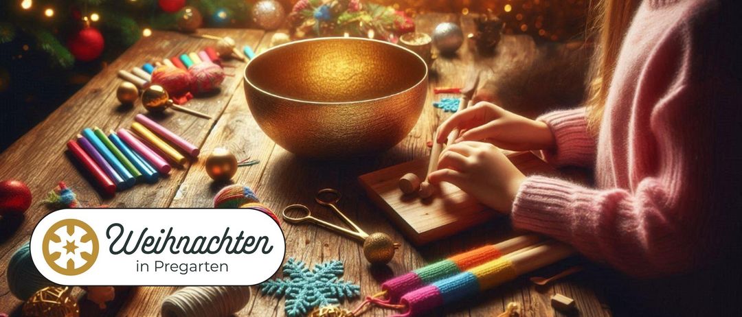 Ein Holztisch mit verschiedenen Bastelmaterialien. Eine große goldene Schüssel, Scheren und ein Holzblock mit Holzstäben. Ein Kind bastelt mit Garn und anderen Gegenständen. Der Hintergrund ist unscharf mit Weihnachtsdekorationen.