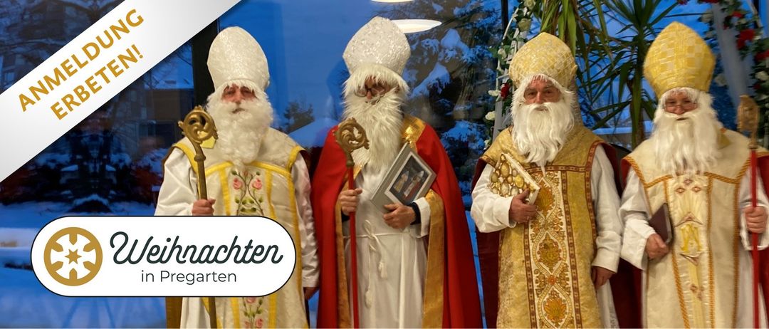 Drei Personen, gekleidet als Bischöfe, stehen vor einem verschneiten Hintergrund. Jeder hält ein Buch. Die zentrale Figur trägt eine rote Robe und einen goldenen Stab.