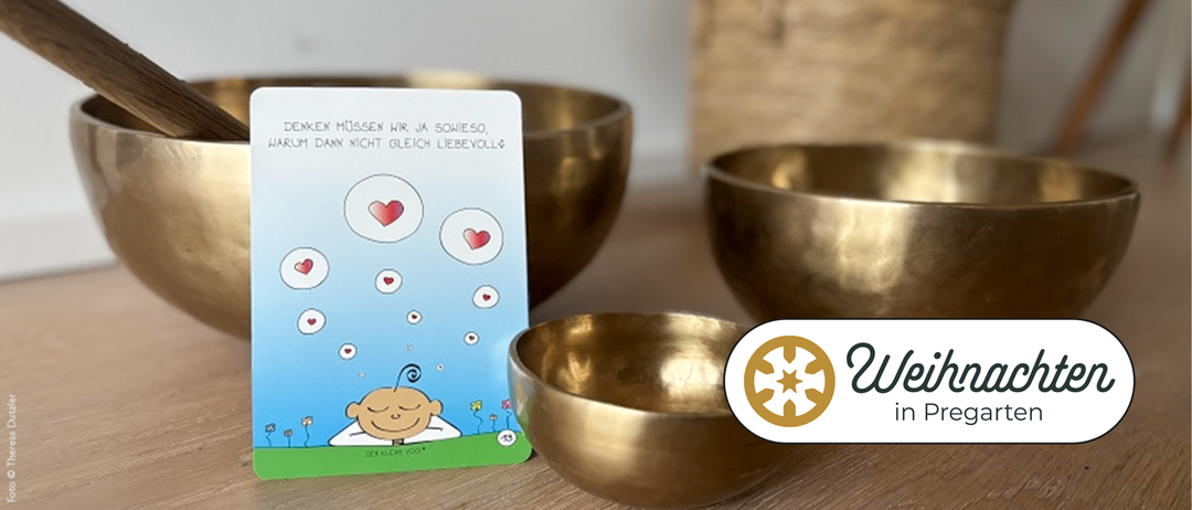 Eine Karte mit zwei Herzen und einem Cartoon eines Jungen liegt auf einem Tisch neben drei Kupferschalen. Auf der Karte steht: 'Wir müssen es so tun, nicht gleichermaßen voller Liebe.' In der Ecke befindet sich ein Logo.